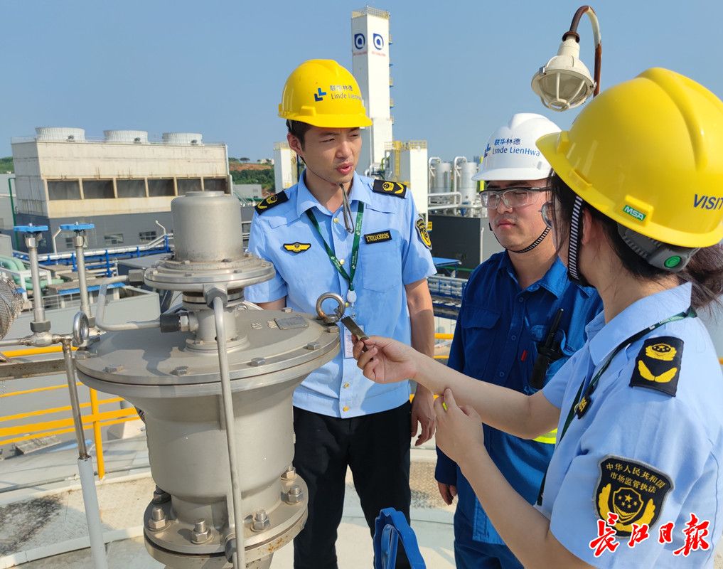 微新闻：高空巡检压力罐 “特种”监管员习惯了湿透的衣服粘身上
