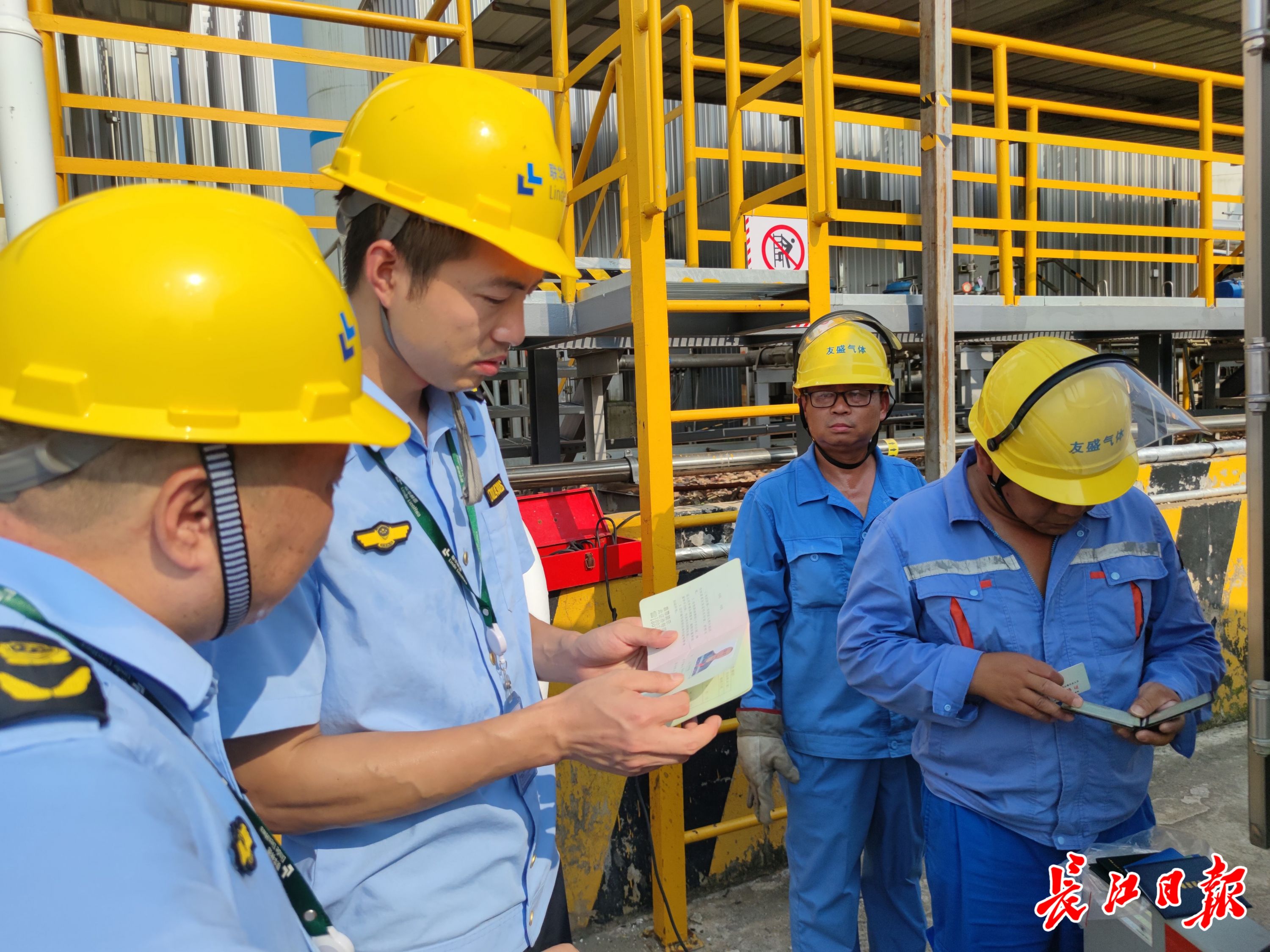 微新闻：高空巡检压力罐 “特种”监管员习惯了湿透的衣服粘身上