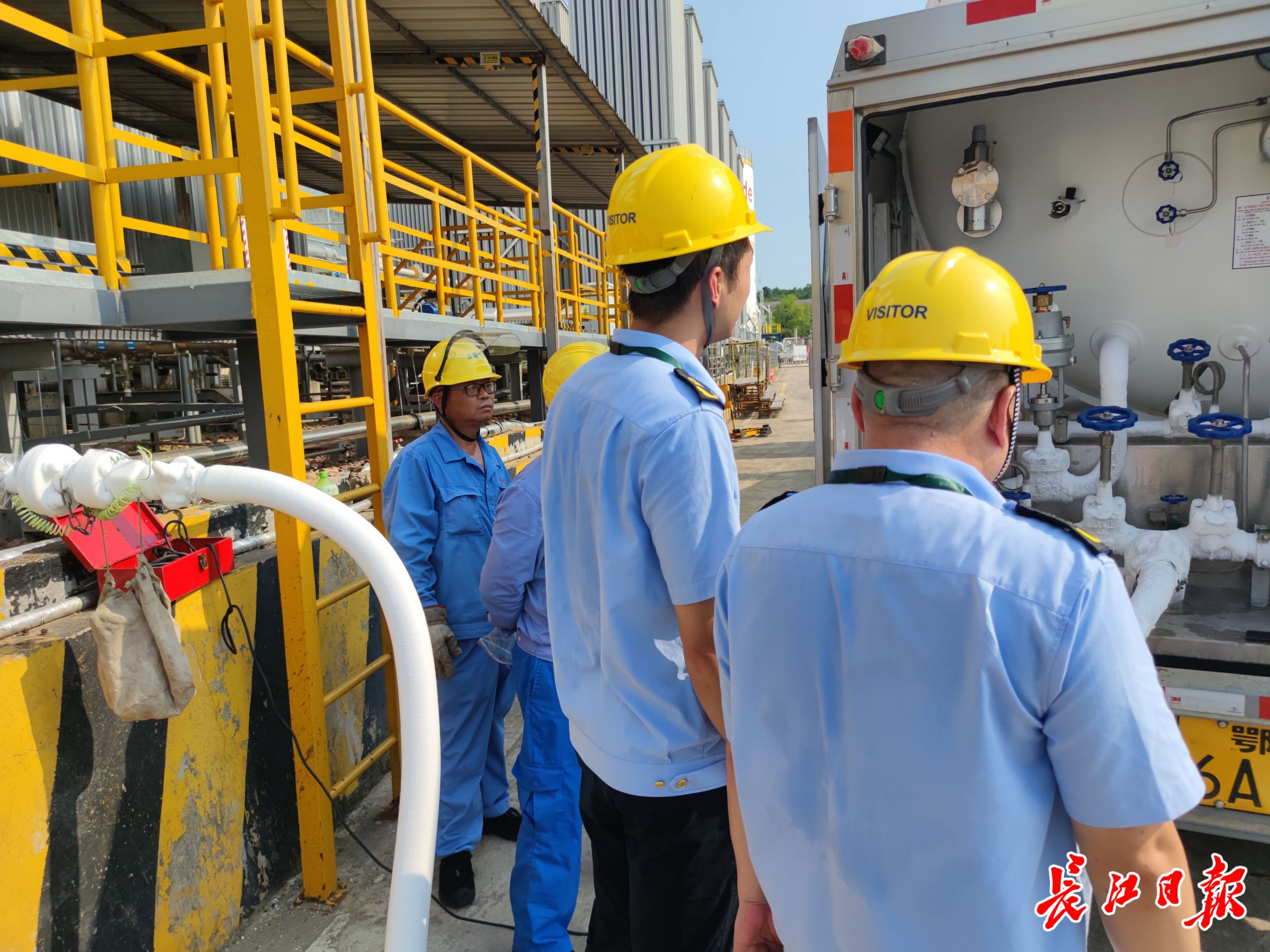 微新闻：高空巡检压力罐 “特种”监管员习惯了湿透的衣服粘身上