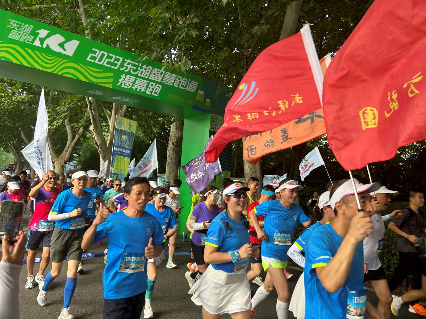 人民热评:国内首条5a级风景区内智慧跑道，开跑！