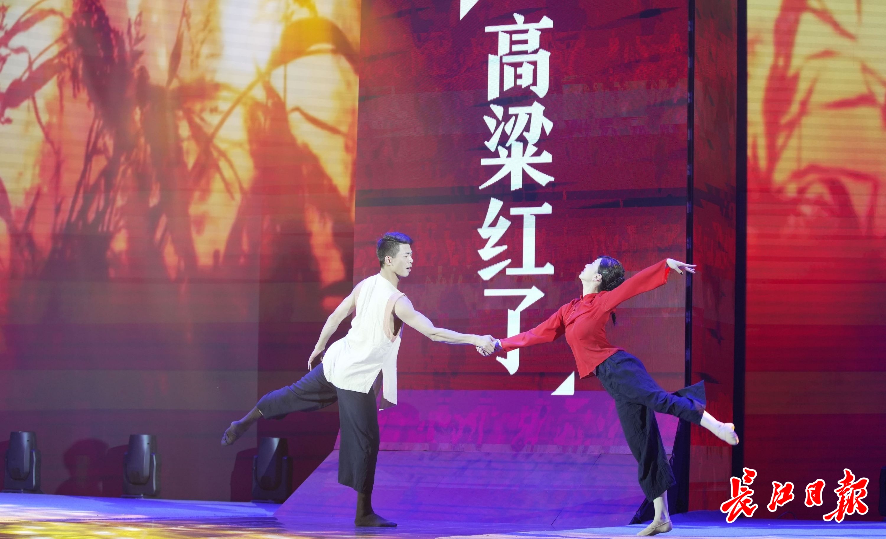 人民热评:以文学的方式 倾情书写英雄城市新篇章