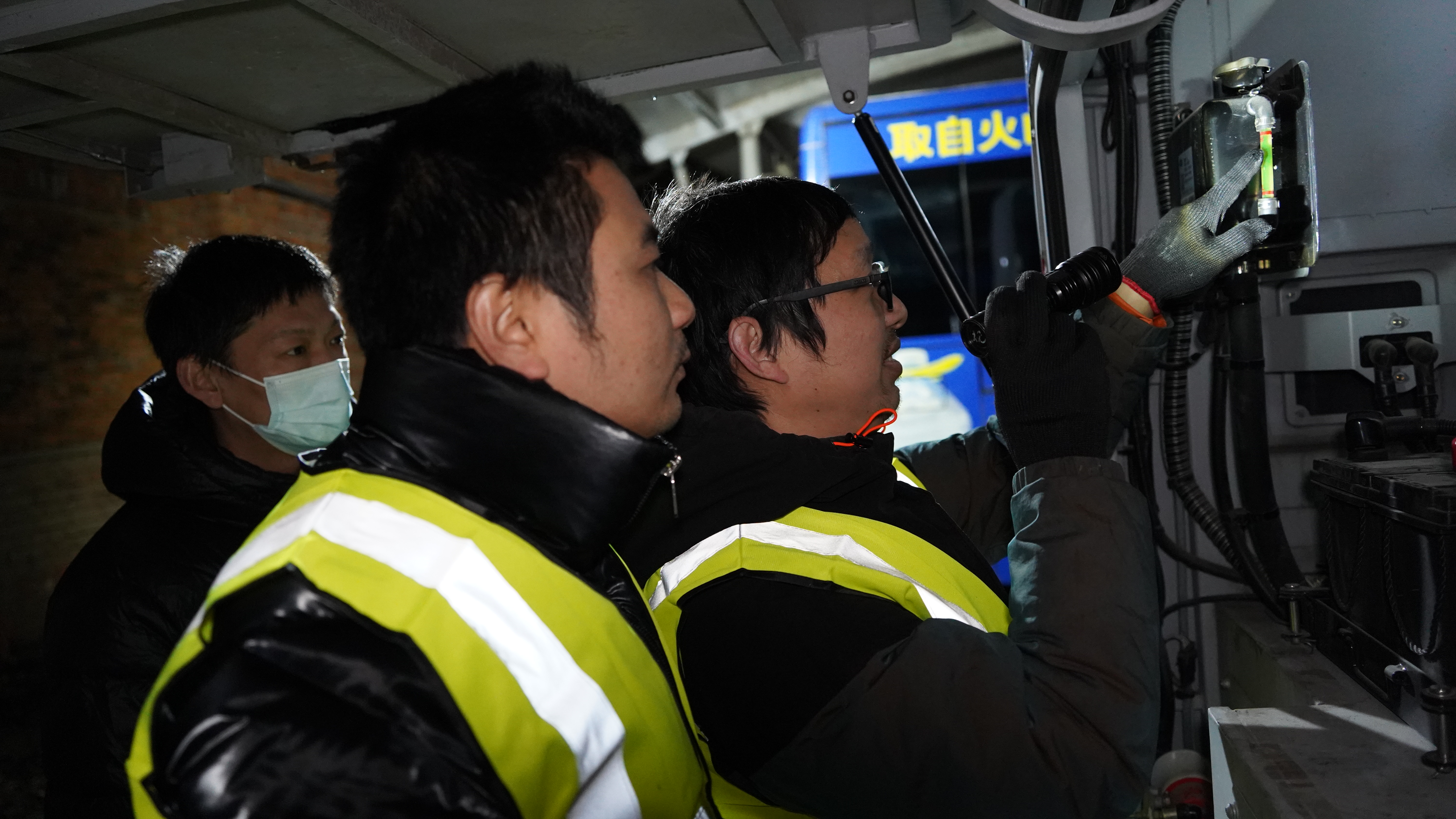 焦点快看：凌晨“探路”，冒雪“敲冰”，武汉公交全力保障乘客出行