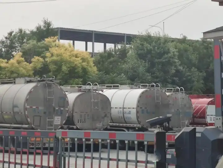 罐车运输乱象调查:卸完煤制油直接装运食用大豆油 食品安全容不得半点疏漏
