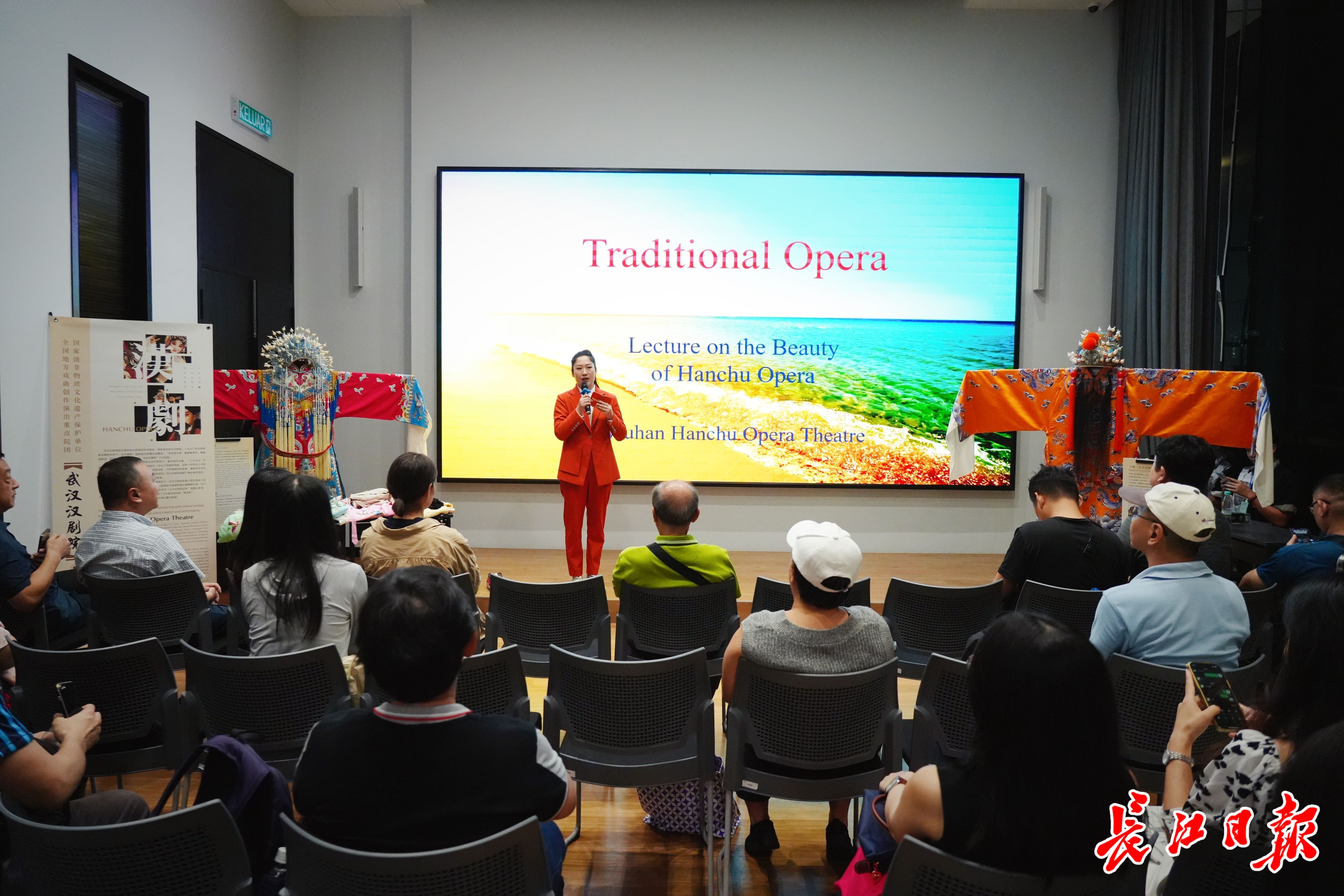 世界速读：汉绣、汉剧、洪门拳展示掌声不断，马来西亚民众力赞汉派非遗技艺