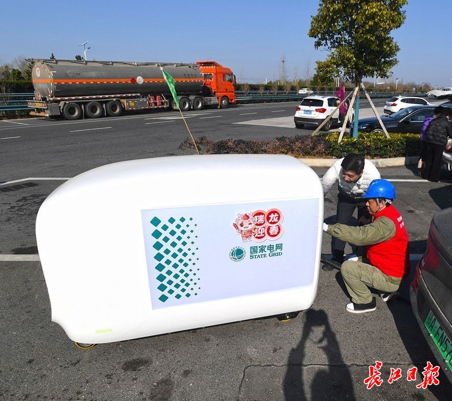 【新浪热榜】移动充电机器人“跑”起来，主动服务电动车主“满电”返程