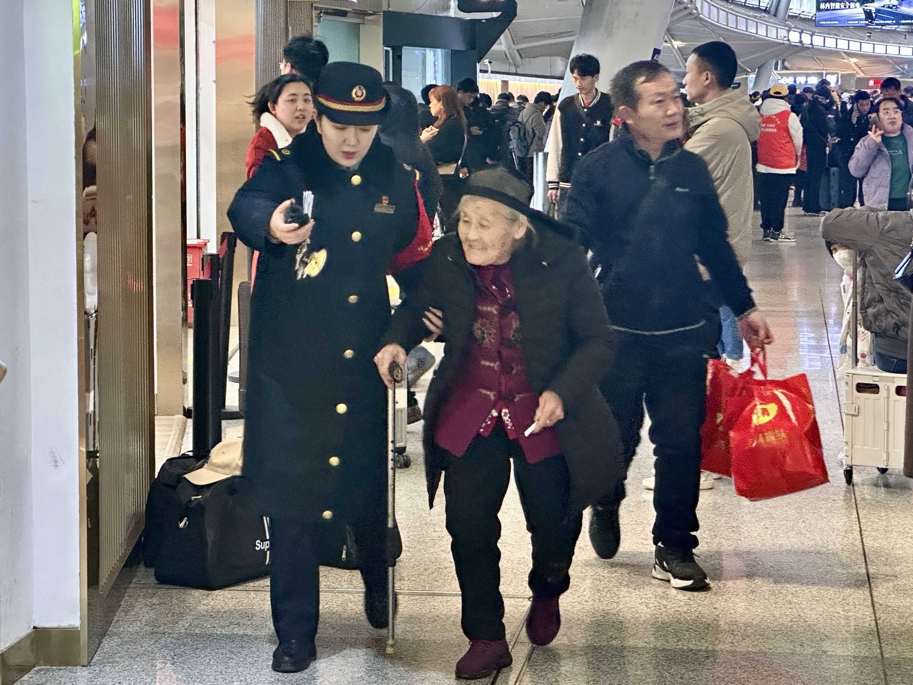 全球即时：细化应急预案，武汉站候车室及站内商铺超市24小时开启