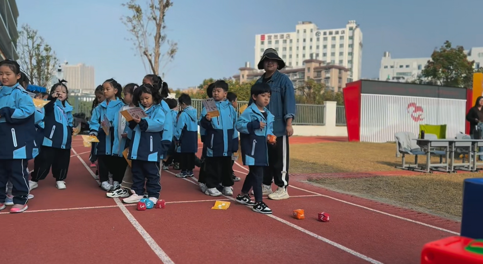 家门口建了新学校，上学只用步行5分钟