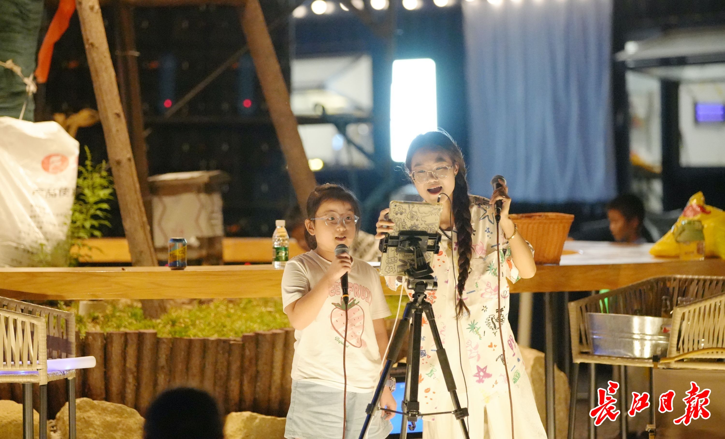 在山顶吹风、听歌、唱歌、吃烧烤，昙华林山顶音乐会很惬意