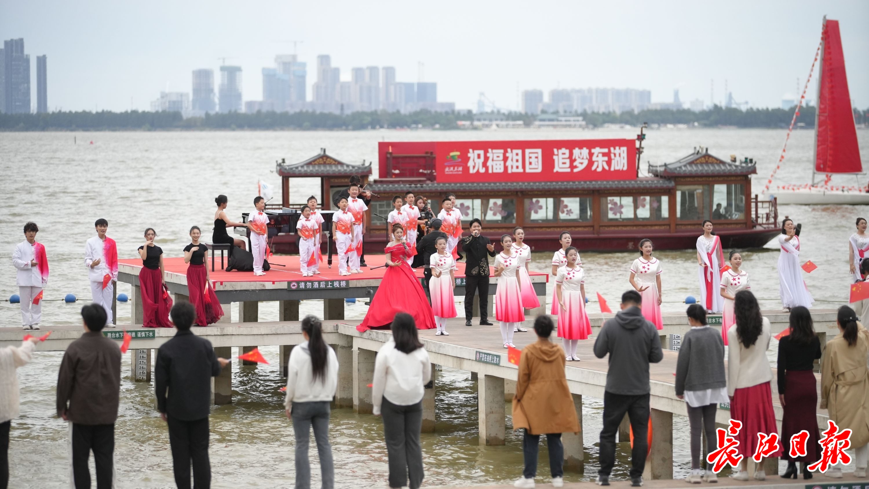 迎接国庆第一缕阳光，凌波门响起阵阵歌声