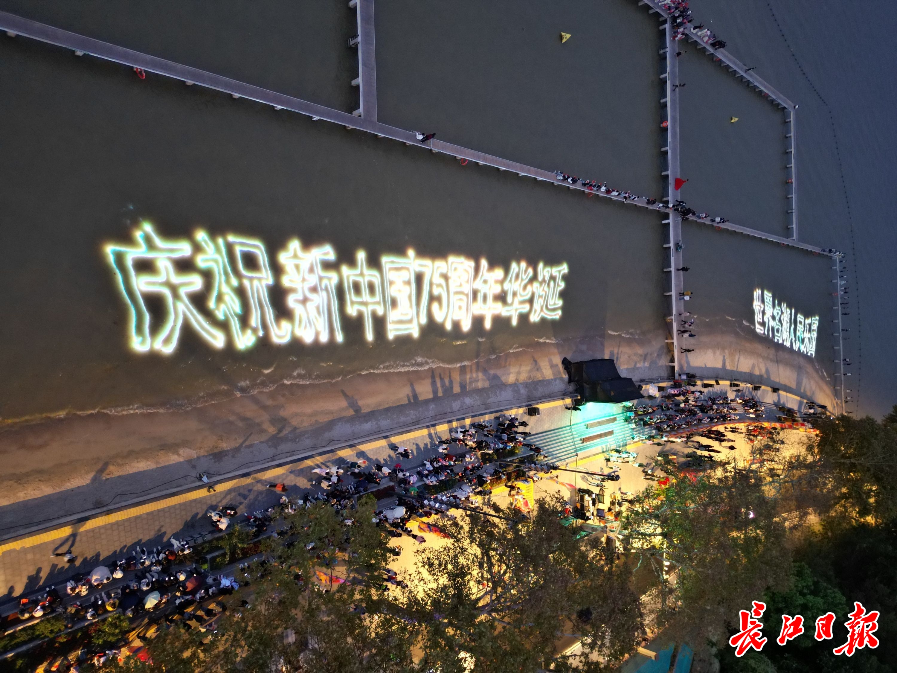 迎接国庆第一缕阳光，凌波门响起阵阵歌声