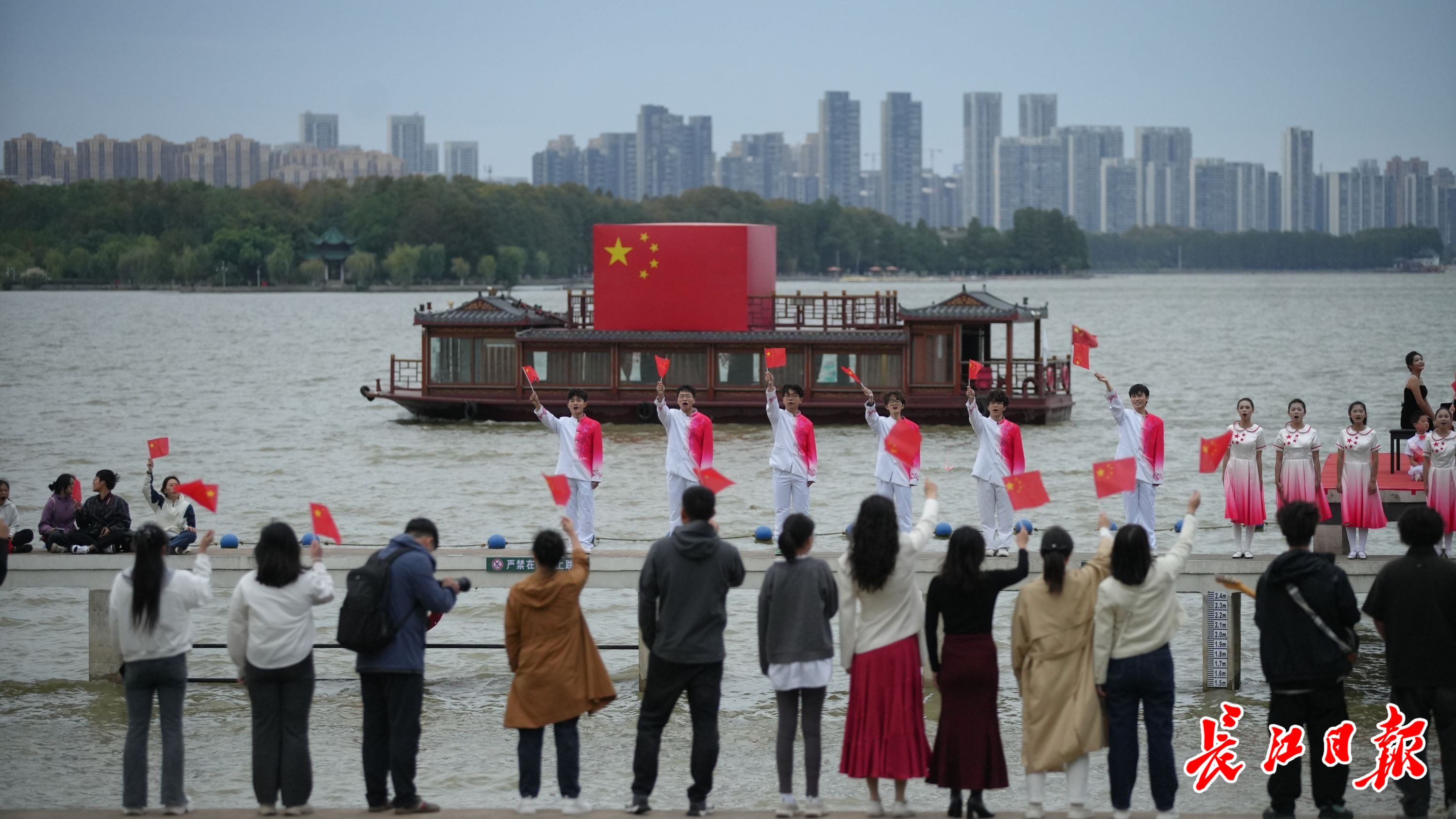 迎接国庆第一缕阳光，凌波门响起阵阵歌声
