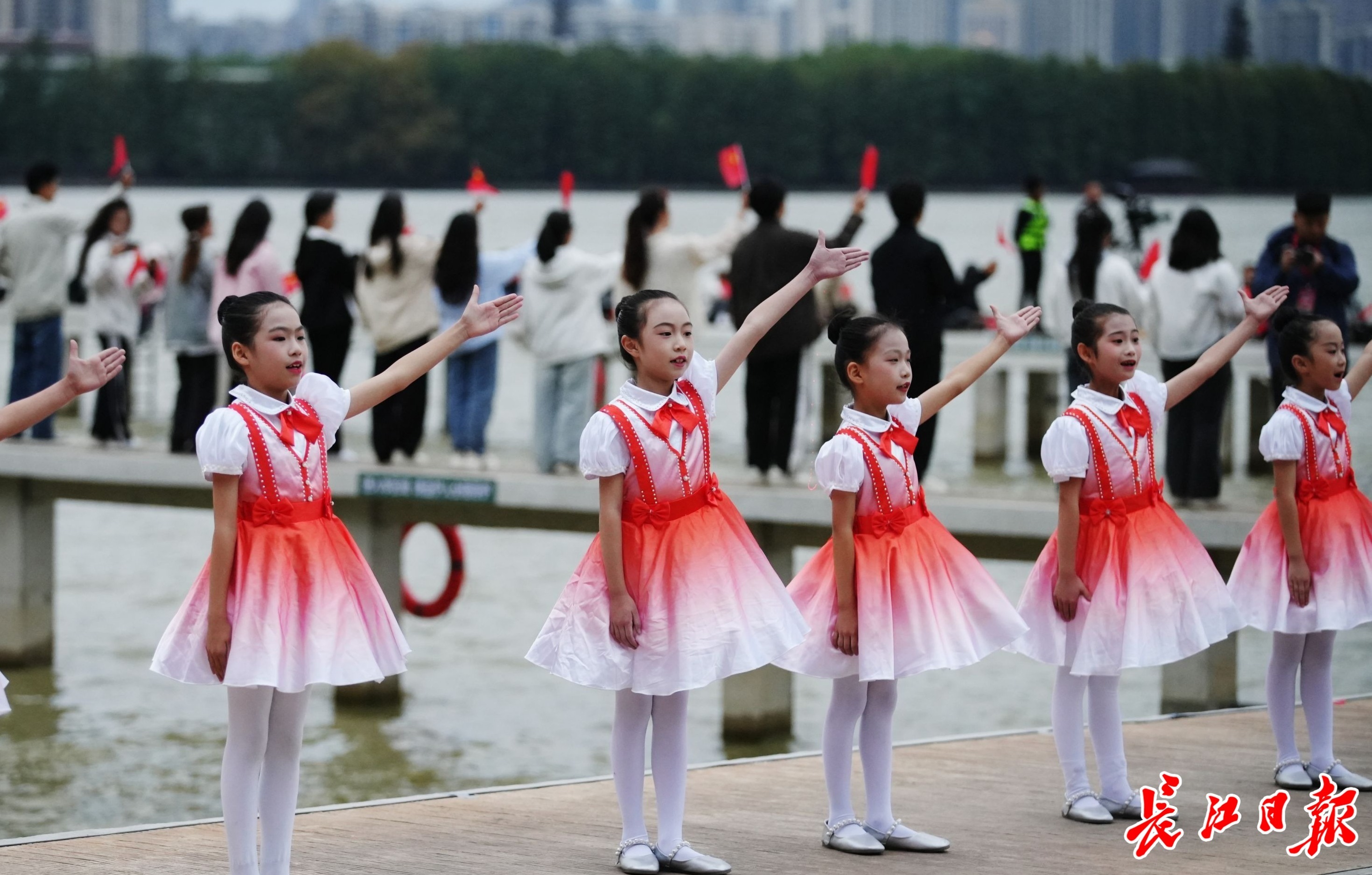 迎接国庆第一缕阳光，凌波门响起阵阵歌声