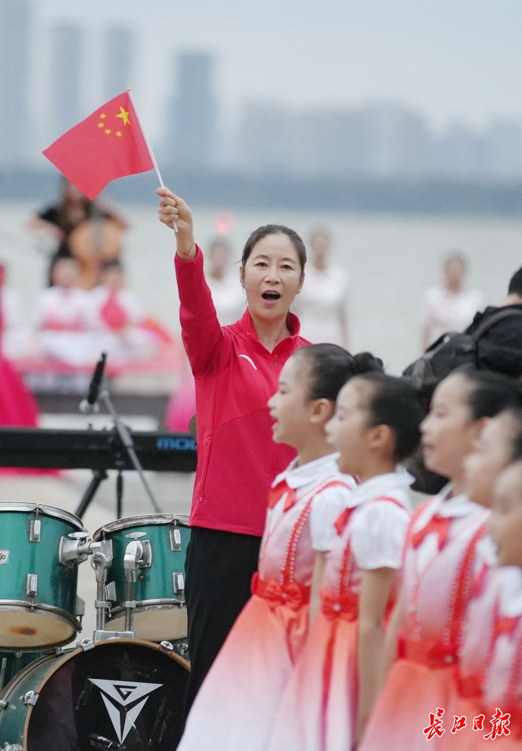 迎接国庆第一缕阳光，凌波门响起阵阵歌声