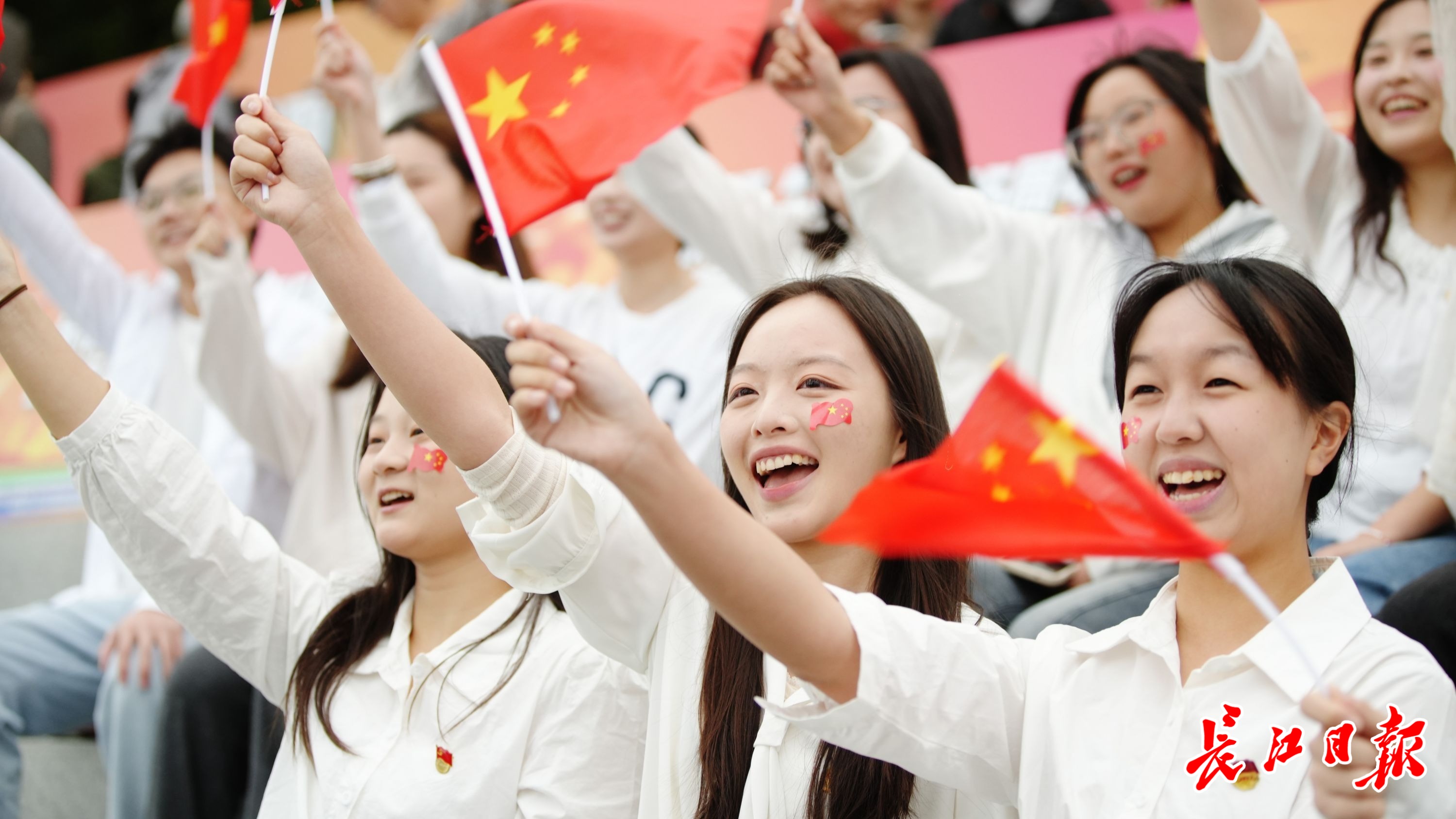 迎接国庆第一缕阳光，凌波门响起阵阵歌声