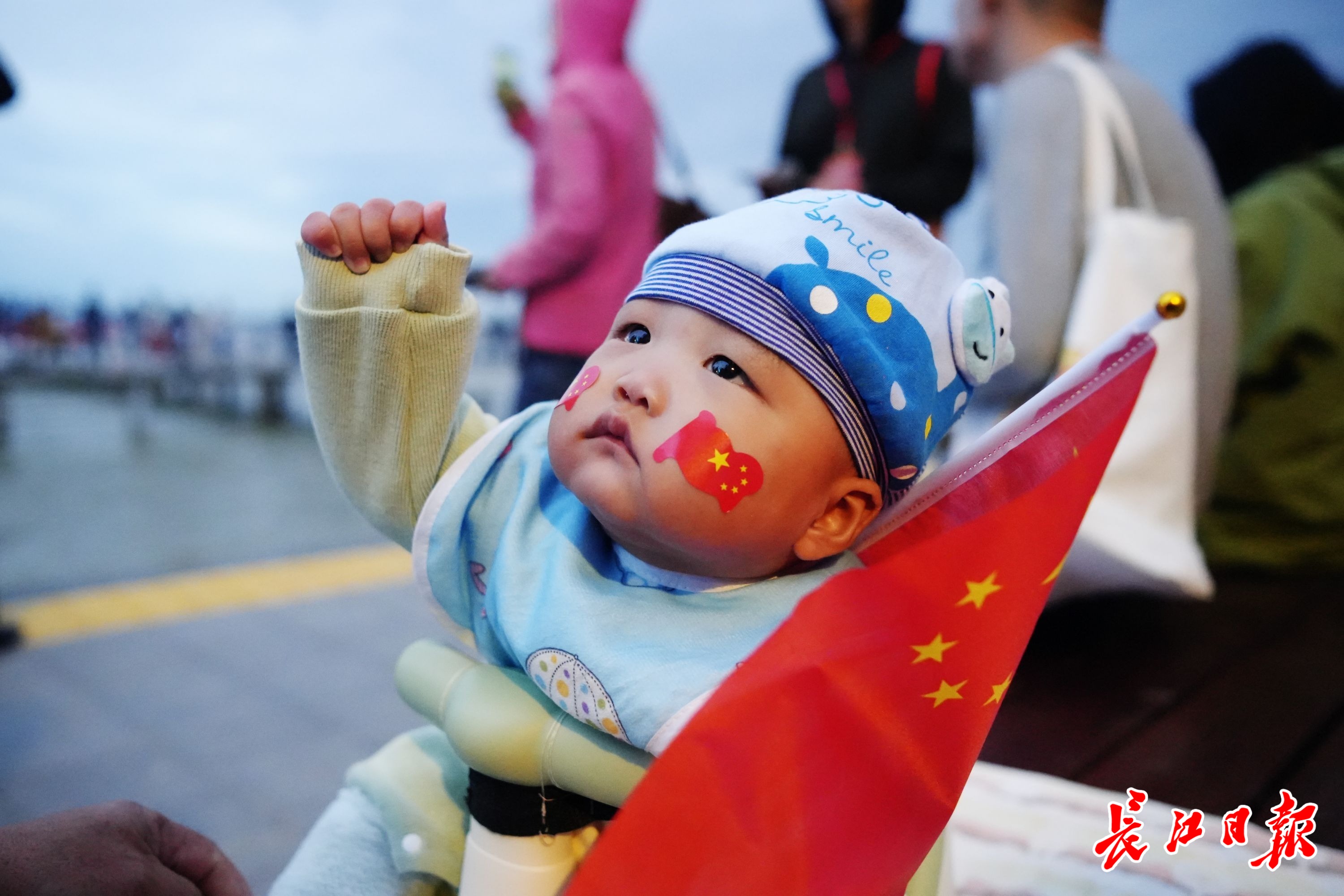 迎接国庆第一缕阳光，凌波门响起阵阵歌声