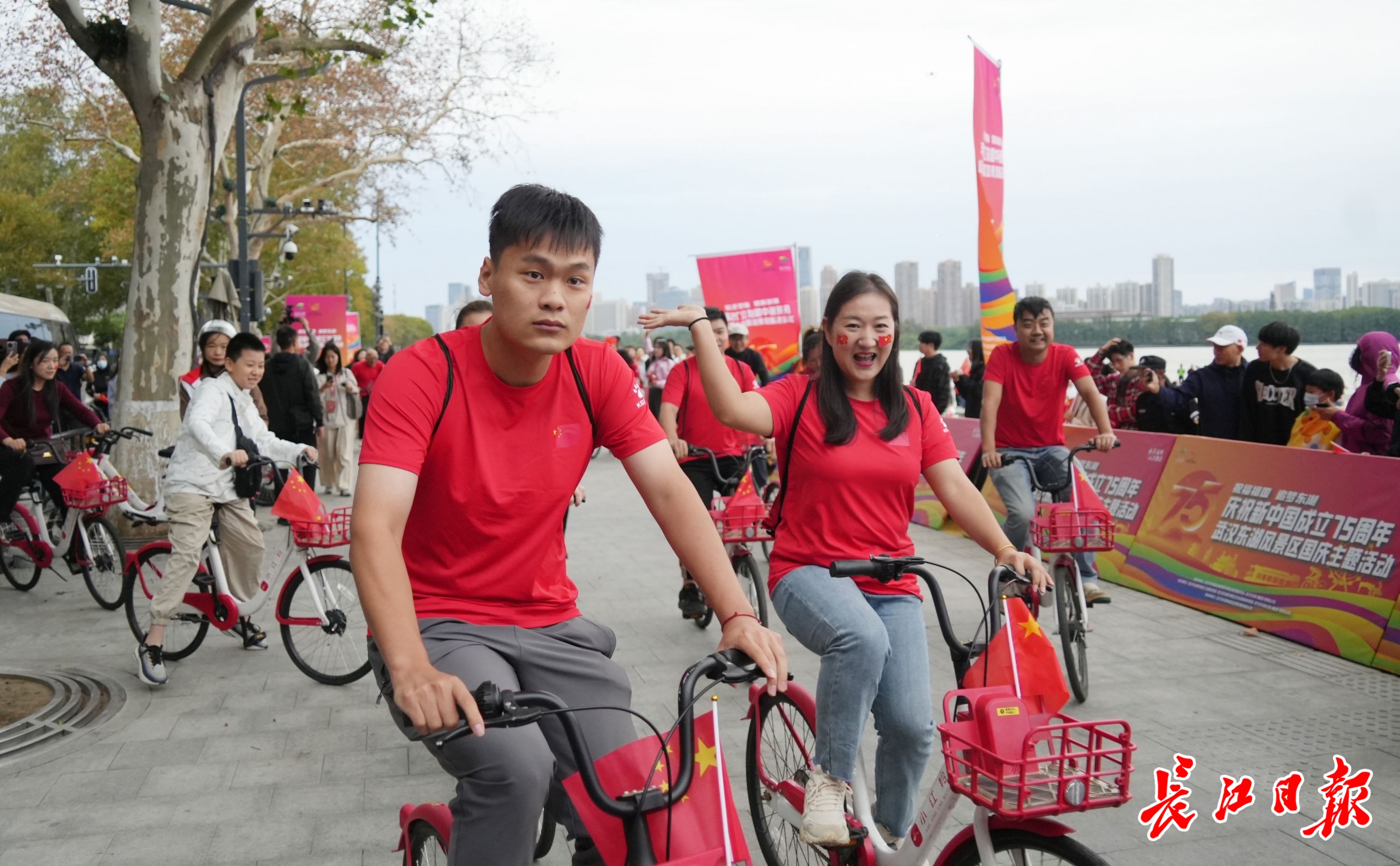 迎接国庆第一缕阳光，凌波门响起阵阵歌声