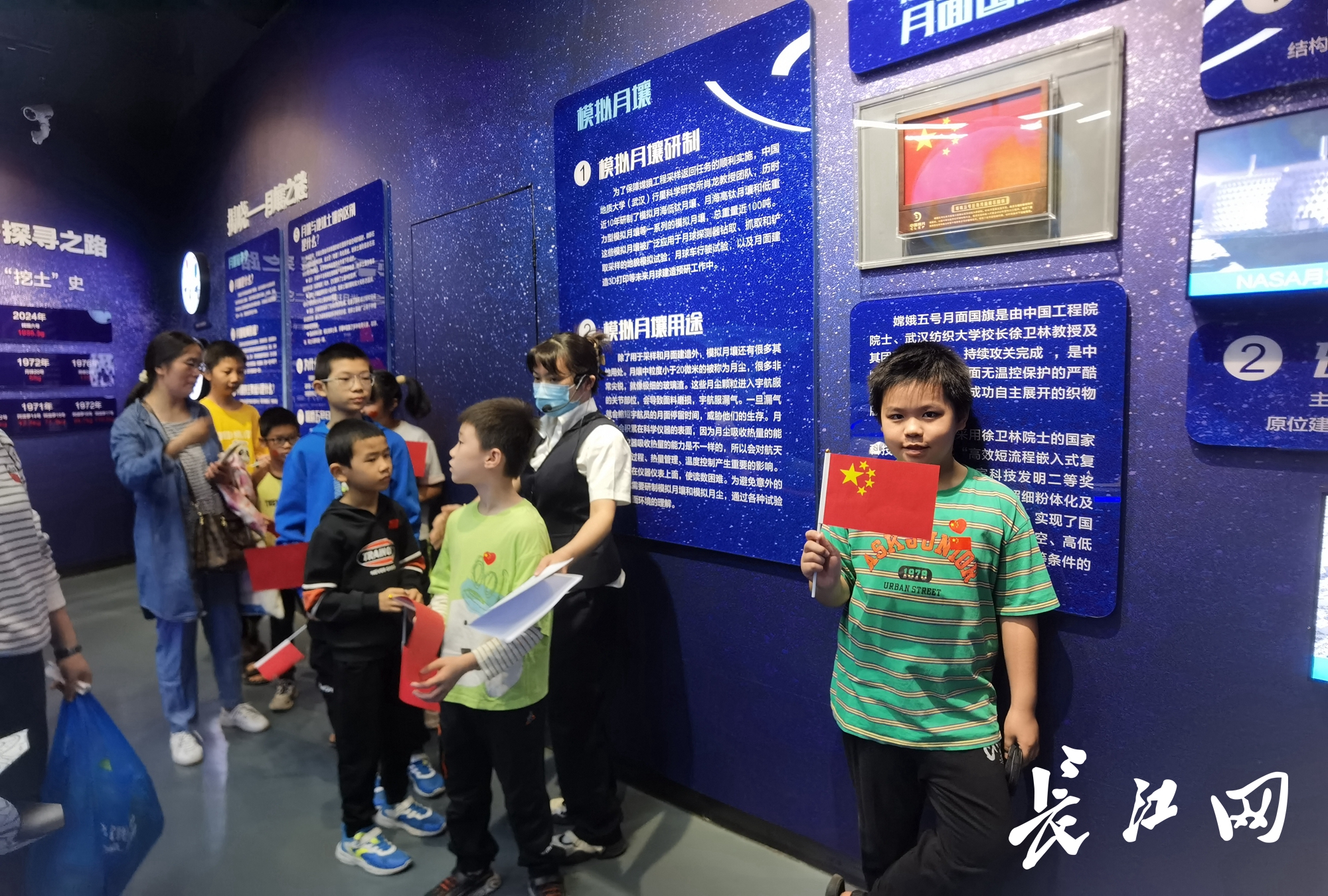 与月面国旗合影 观沙画版“丝绸之路” 国庆假期来这里感受科技与文化的魅力