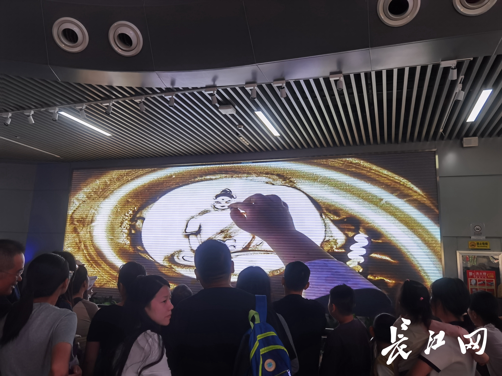 与月面国旗合影 观沙画版“丝绸之路” 国庆假期来这里感受科技与文化的魅力