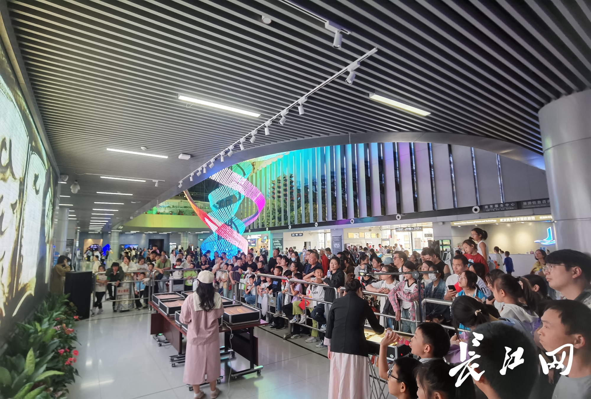 与月面国旗合影 观沙画版“丝绸之路” 国庆假期来这里感受科技与文化的魅力