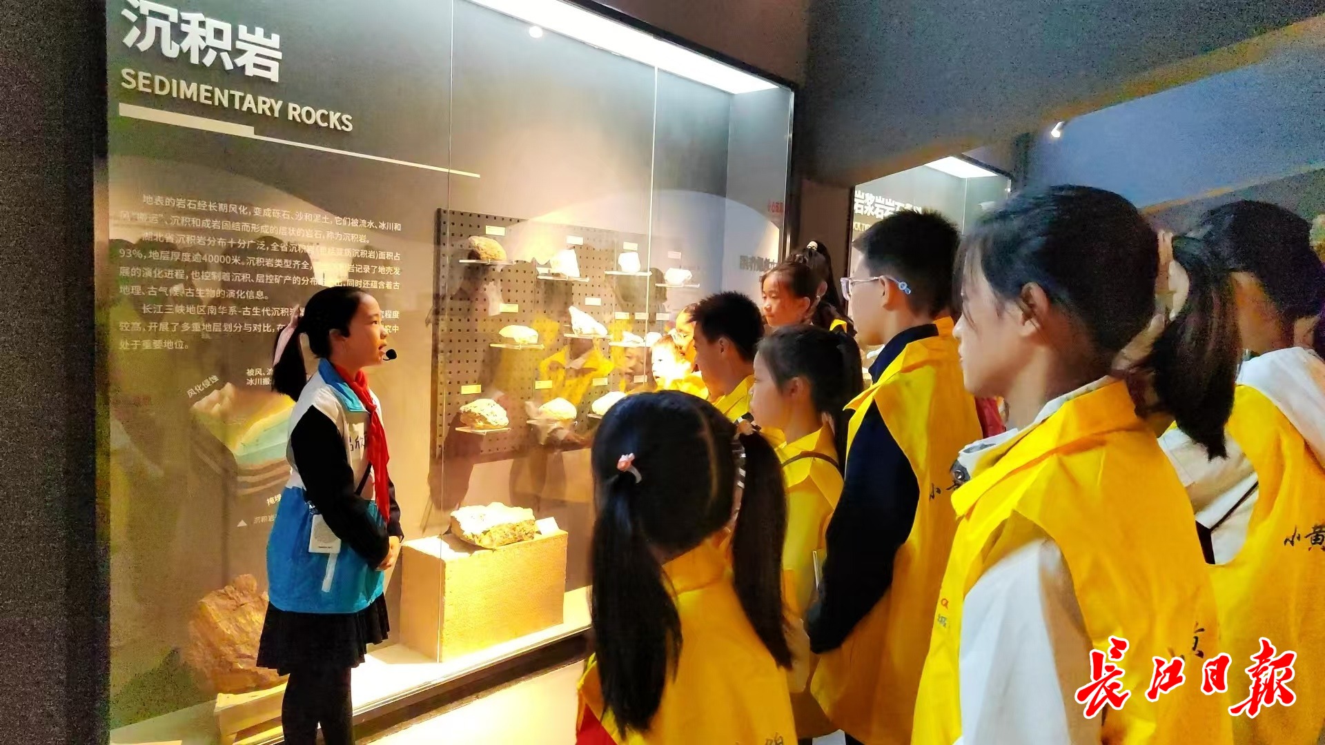 参观武汉地铁儿童友好接送点，孩子们为城市发展提建议