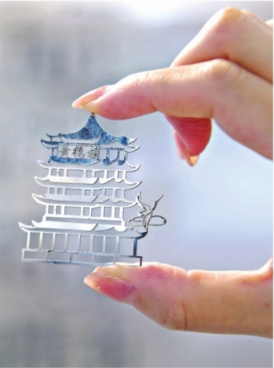 2.5秒，一座黄鹤楼“切割”出来了，武汉光电子企业进博会上展示我国激光核心技术