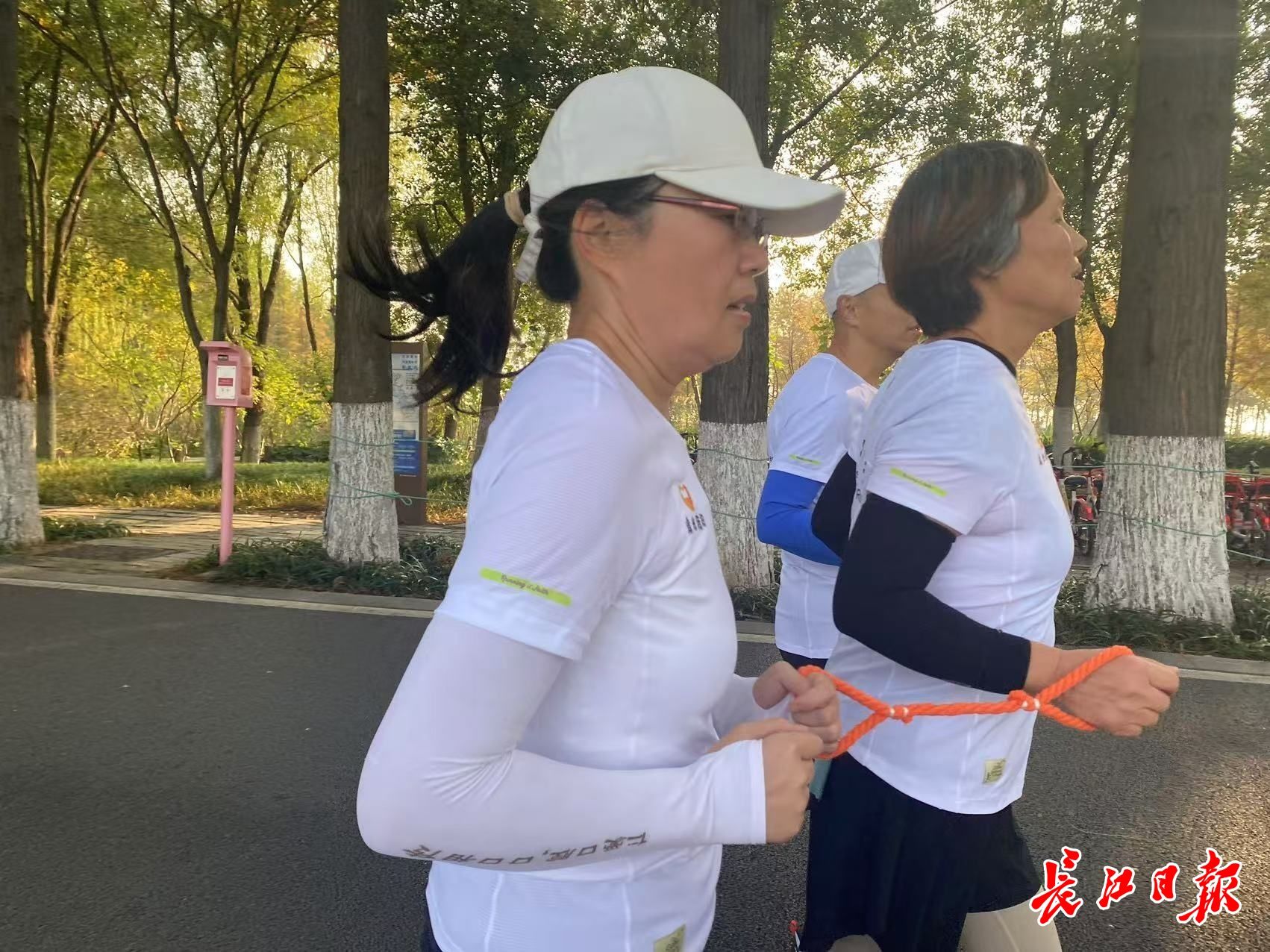 这个跑团每周陪看不见的人畅跑东湖