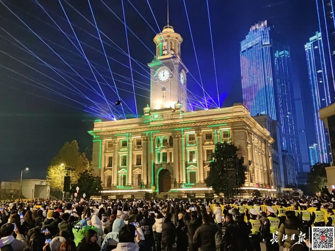 武汉迎来新年第一场狂欢！现场太燃了——