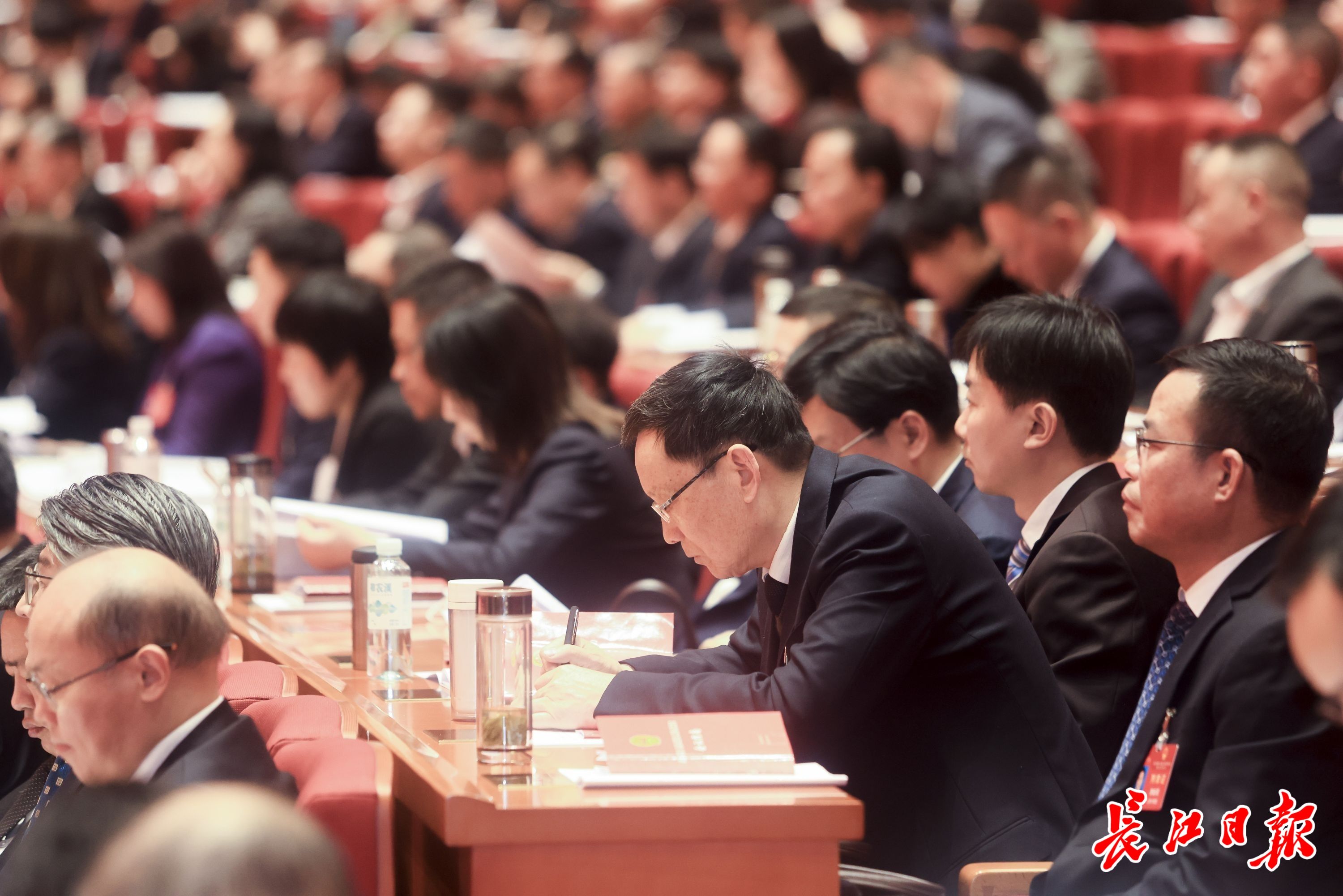 政府工作报告七提“三年行动”，代表委员：目标明确，努力干一件成一件