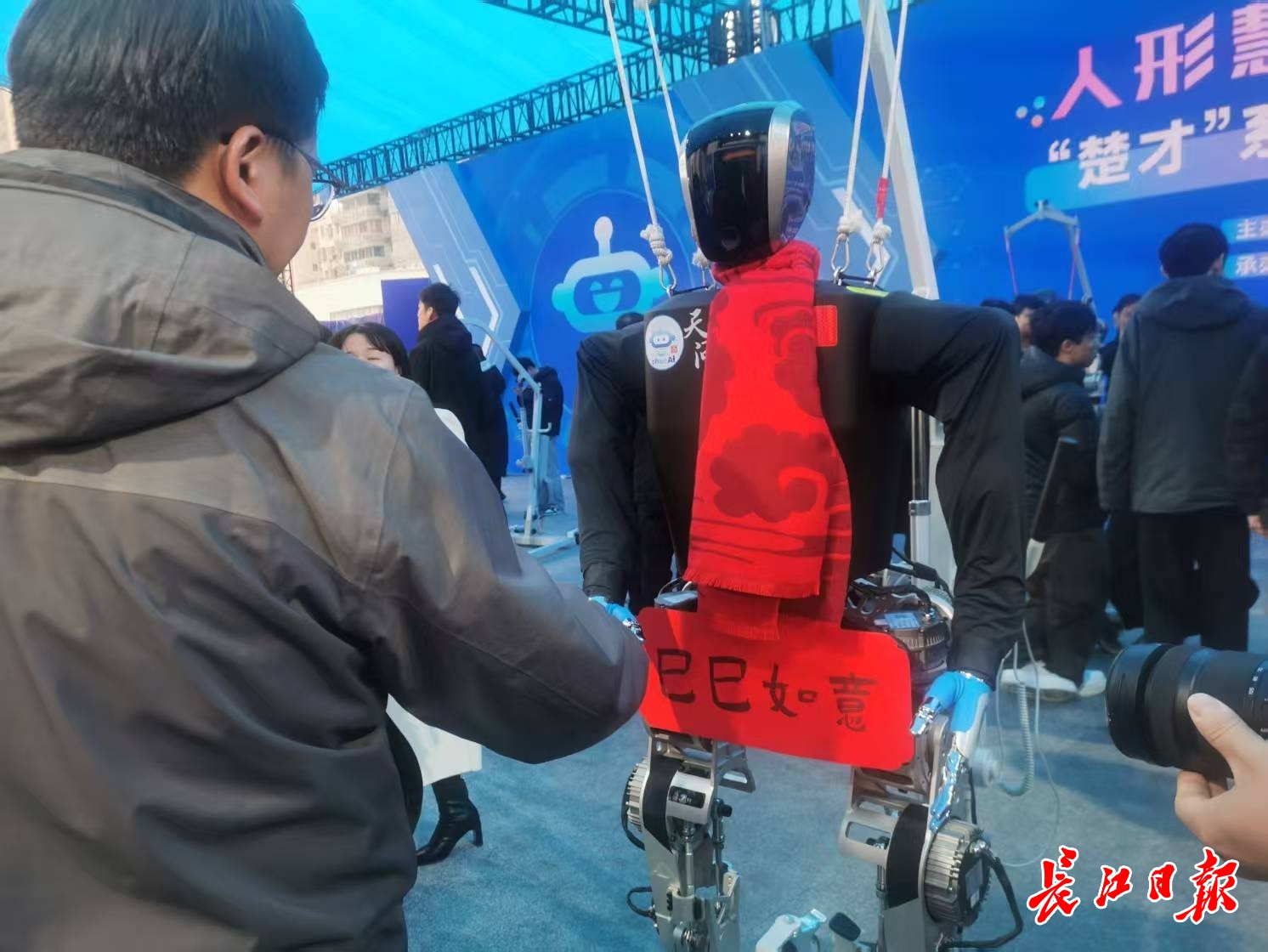 ​“汉产机器人”首次集中同台炫技，300余家人形机器人产业链企业齐聚武汉