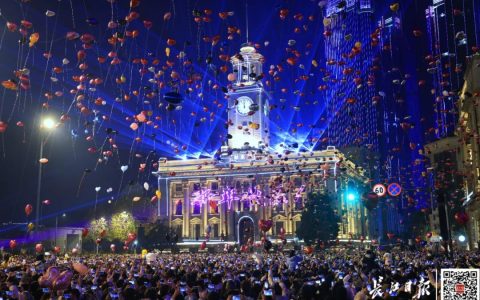 武汉迎来新年第一场狂欢！现场太燃了——