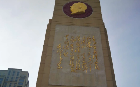 矗立在两江汇流之冲的丰碑