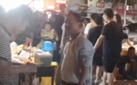 山东高密当街发生命案1人被砍伤致死，警方通报：一男子被采取刑事强制措施