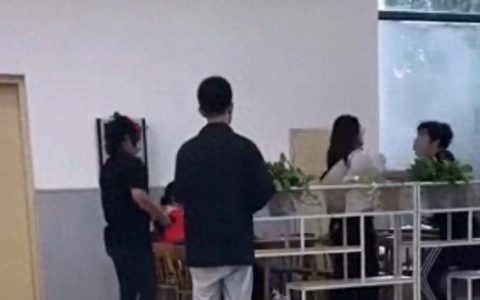 江苏师范食堂事件：男生挥拳打倒女生，打人原因曝光，学校回应
