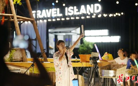 在山顶吹风、听歌、唱歌、吃烧烤，昙华林山顶音乐会很惬意