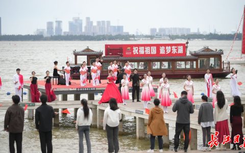 迎接国庆第一缕阳光，凌波门响起阵阵歌声