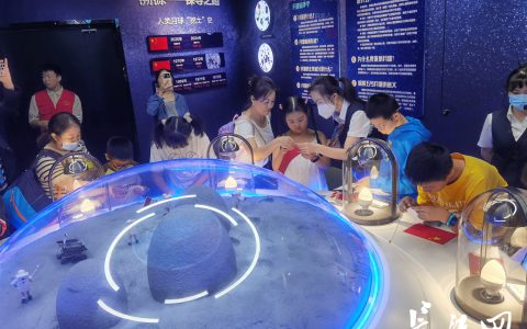 与月面国旗合影 观沙画版“丝绸之路” 国庆假期来这里感受科技与文化的魅力