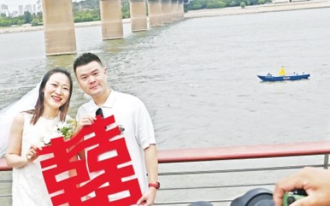 全国游客在汉为祖国庆生