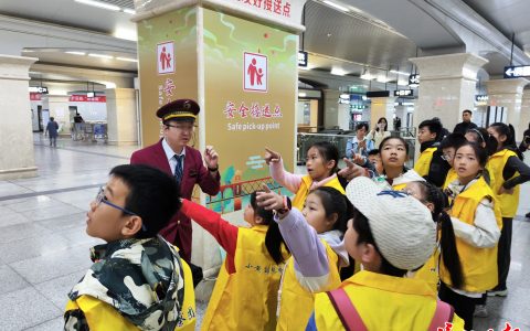 参观武汉地铁儿童友好接送点，孩子们为城市发展提建议